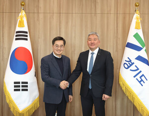 <b>김동연</b> '<b>긴급 서한</b>'에 <b>슈밥</b> WEF 회장 답장