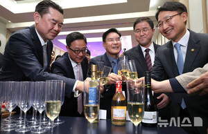 국세청, 첫 'K-술 어워드' 12개 우수 제품 선정...수출 판로 기회 - 뉴스 썸네일 이미지